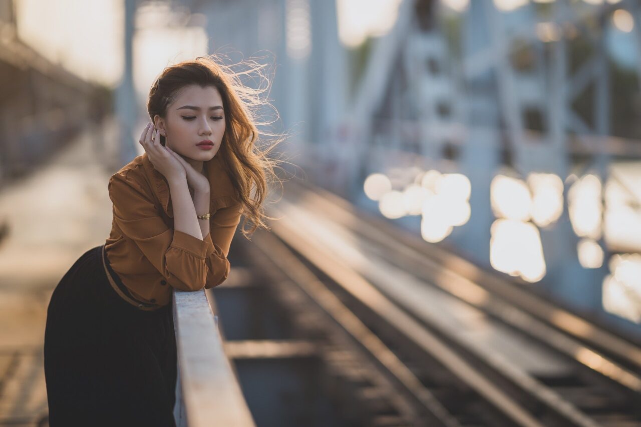 波動が高い女性の特徴｜見た目の透明感は内面の輝きから生まれる！波動を高める生き方とマインド│ココロサプリ